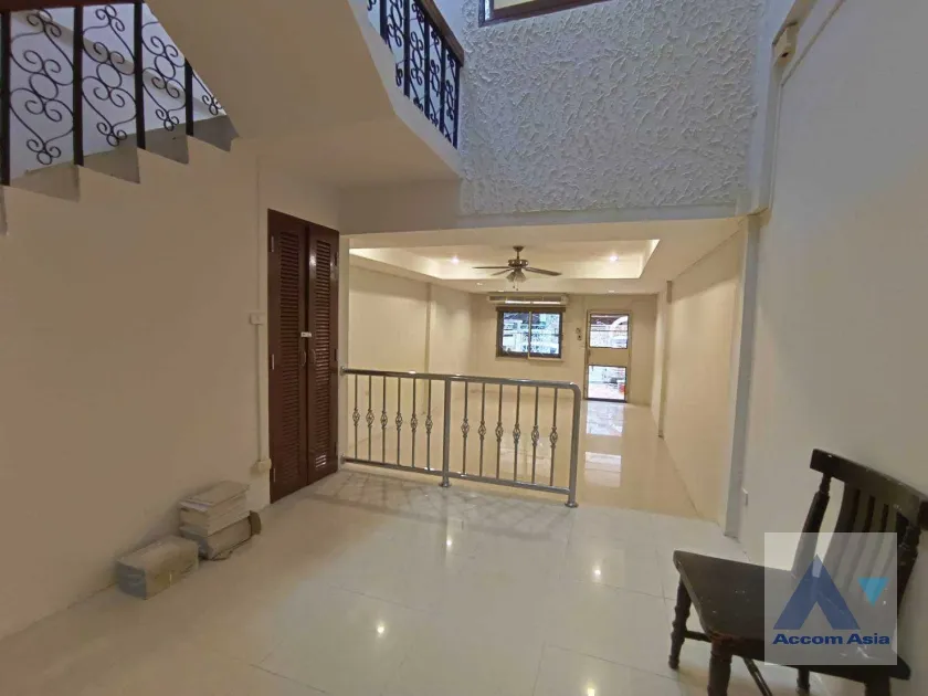  1  4 br House For Rent in Sukhumvit ,Bangkok BTS Nana 2513892