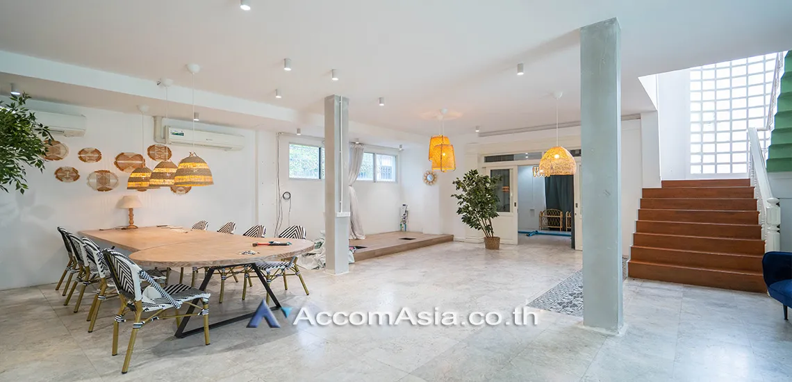 unitPrivate Swimming Pool |  4 Bedrooms  House For Rent in Sukhumvit, Bangkok  near BTS Thong Lo (100042)