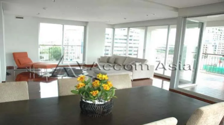 unit 4 Bedrooms  Apartment For Rent in Silom, Bangkok  near BTS Surasak (1414023)