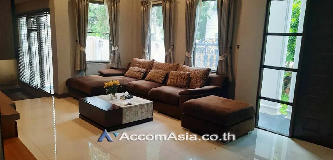 unit 4 Bedrooms  House For Rent & Sale in Sukhumvit, Bangkok  near BTS Thong Lo (50079)