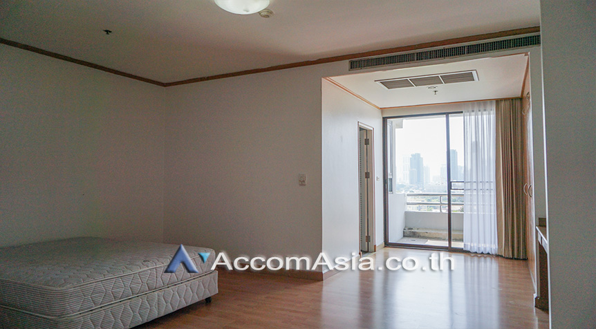 10  4 br Apartment For Rent in Sukhumvit ,Bangkok BTS Ekkamai at High-Rise Living with a Large Balcony Apartment in Ekkamai 1002601
