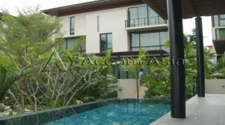 unit 4 Bedrooms  House For Rent & Sale in Sukhumvit, Bangkok  near BTS Ekkamai (1915142)