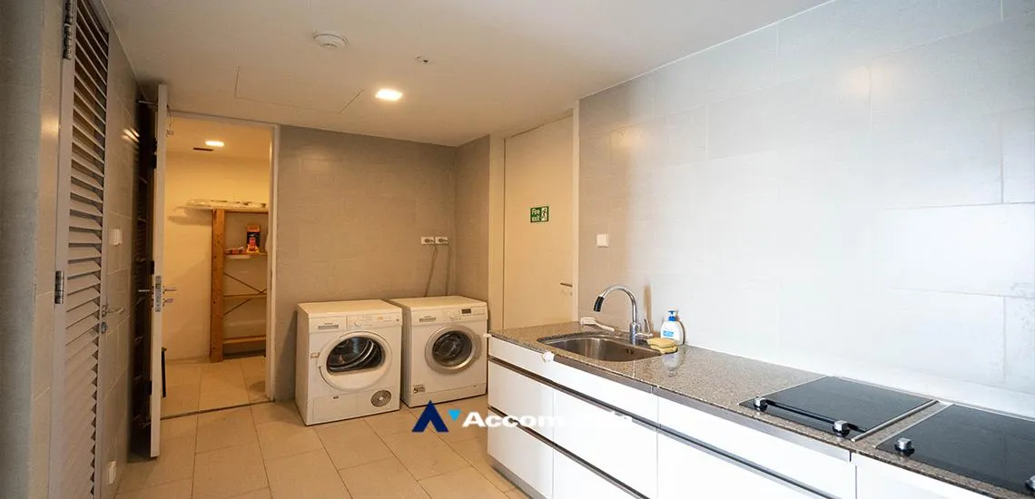 unit 3 Bedrooms  Condominium For Rent in Sathorn, Bangkok  near BTS Chong Nonsi - MRT Lumphini (1515189)