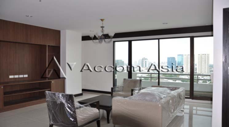  1  3 br Apartment For Rent in Sukhumvit ,Bangkok BTS Ekkamai at High-Rise Living with a Large Balcony Apartment in Ekkamai 1419349