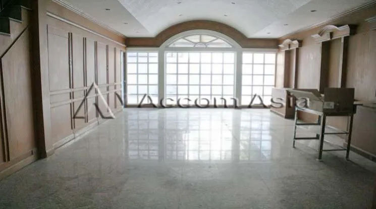 unit 6 Bedrooms  House For Rent & Sale in Sukhumvit, Bangkok  near BTS Thong Lo (2519499)