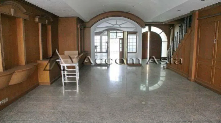 unit 6 Bedrooms  House For Rent & Sale in Sukhumvit, Bangkok  near BTS Thong Lo (2519499)