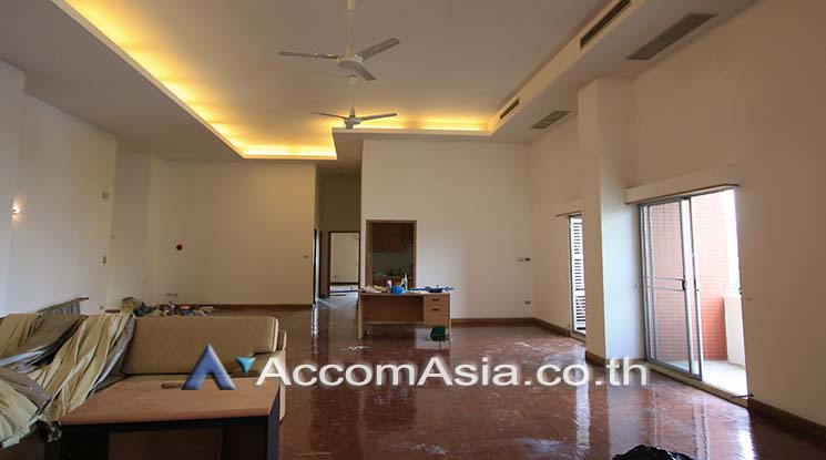  1  5 br Apartment For Rent in Sathorn ,Bangkok MRT Lumphini at Low rise Building 10191