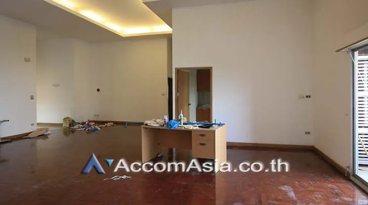 4  5 br Apartment For Rent in Sathorn ,Bangkok MRT Lumphini at Low rise Building 10191