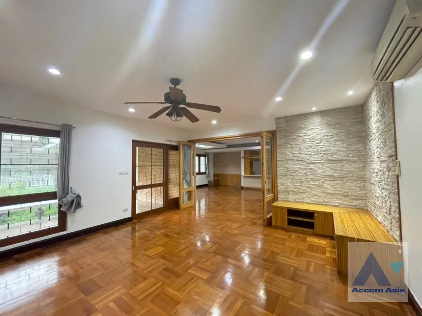 unitHome Office, Pet friendly |  3 Bedrooms  House For Rent in Phaholyothin, Bangkok  near BTS Saphan-Kwai (90347)