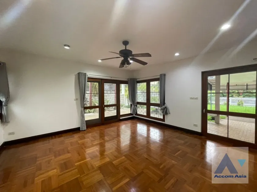 unitHome Office, Pet friendly |  3 Bedrooms  House For Rent in Phaholyothin, Bangkok  near BTS Saphan-Kwai (90347)