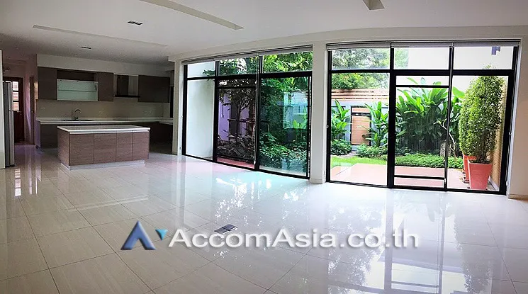 unit 4 Bedrooms  House For Rent in Sukhumvit, Bangkok  near BTS Ekkamai (13000195)