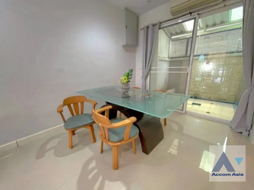 unit 3 Bedrooms  Townhouse For Rent in Rama 3, Bangkok  near BTS Surasak (13000416)