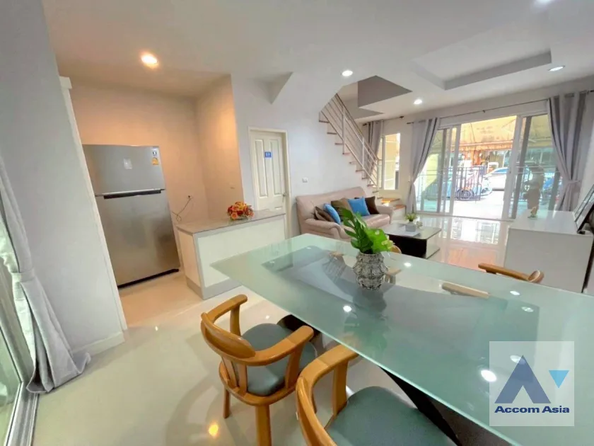 unit 3 Bedrooms  Townhouse For Rent in Rama 3, Bangkok  near BTS Surasak (13000416)