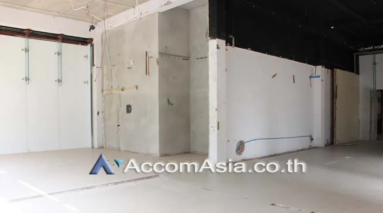 unit Retail / showroom For Rent in Sukhumvit, Bangkok  near BTS Ekkamai (13000480)