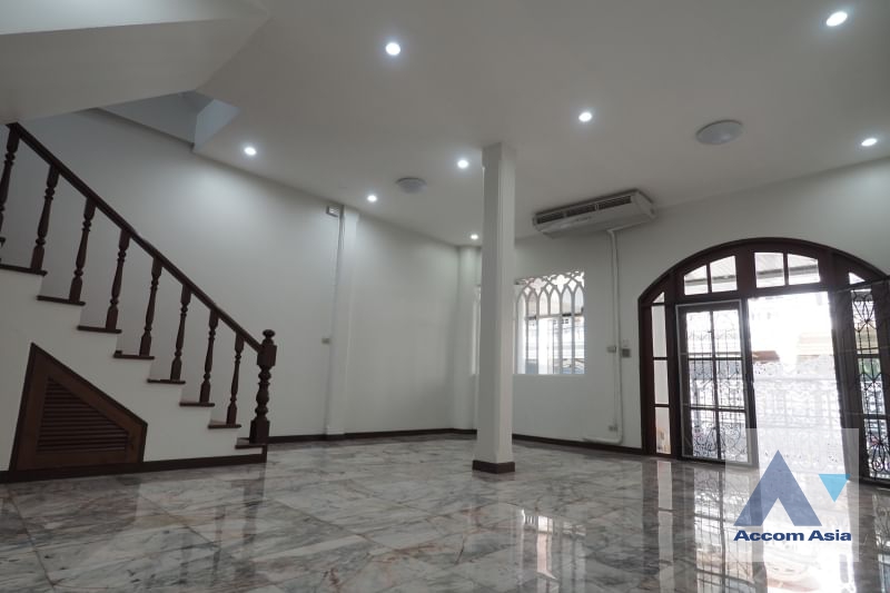  2  4 br House For Rent in Sukhumvit ,Bangkok BTS Ekkamai at Ekkamai Villas 13000539