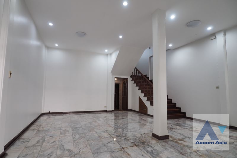 unitHome Office, Pet friendly |  4 Bedrooms  House For Rent in Sukhumvit, Bangkok  near BTS Ekkamai (13000539)