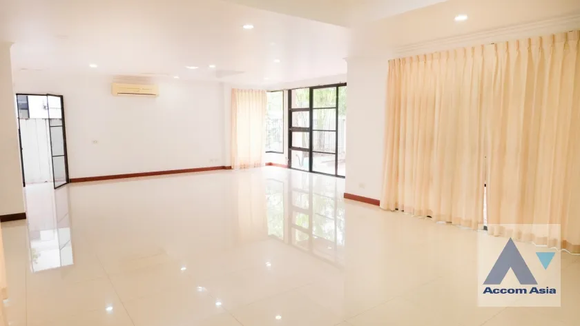 unit 4 Bedrooms  House For Rent in Sukhumvit, Bangkok  near BTS Ekkamai (50134)