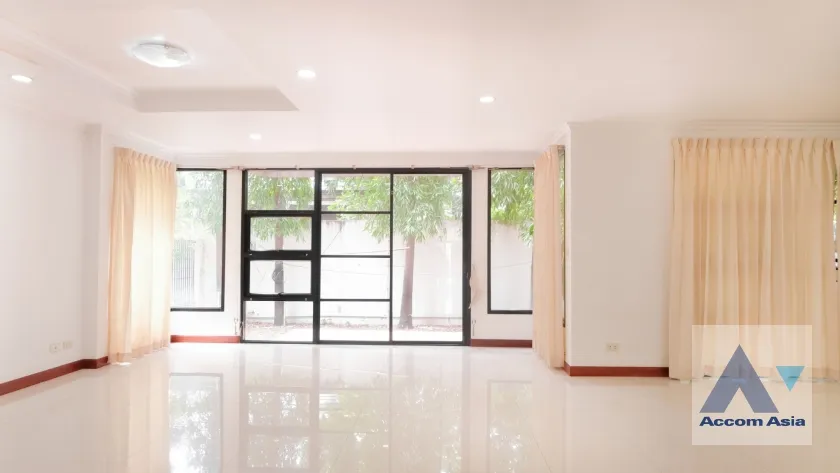 unit 4 Bedrooms  House For Rent in Sukhumvit, Bangkok  near BTS Ekkamai (50134)