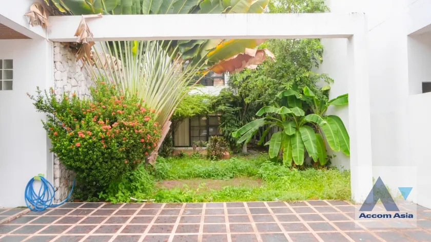 unit 4 Bedrooms  House For Rent in Sukhumvit, Bangkok  near BTS Ekkamai (50134)