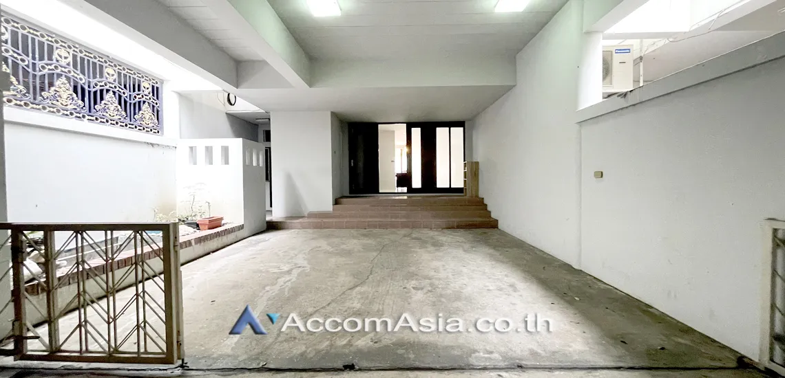 24  3 br Townhouse for rent and sale in Sathorn ,Bangkok BRT Nararam 3 at Modern style 13000997