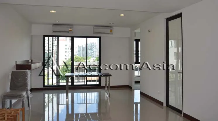 unit 3 Bedrooms  Apartment For Rent in Sukhumvit, Bangkok  near BTS Ekkamai (13001025)