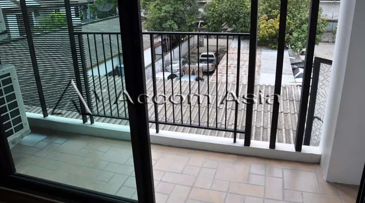 unit 3 Bedrooms  Apartment For Rent & Sale in Sukhumvit, Bangkok  near BTS Ekkamai (13001028)
