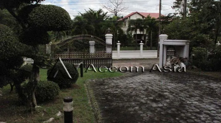 unit 5 Bedrooms  House For Rent in Samutprakan, Samutprakan  near BTS Bearing (13001078)