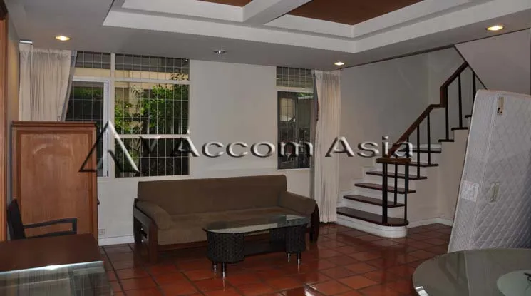 unit 3 Bedrooms  Apartment For Rent in Ploenchit, Bangkok  near BTS Ploenchit (13001127)