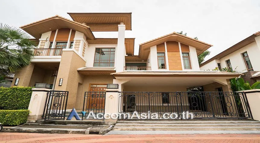 unit 4 Bedrooms  House For Rent in Sukhumvit, Bangkok  near BTS Phra khanong (50144)