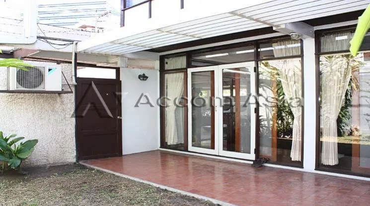 unit 3 Bedrooms  House For Rent in Ploenchit, Bangkok  near BTS Ploenchit (40117)
