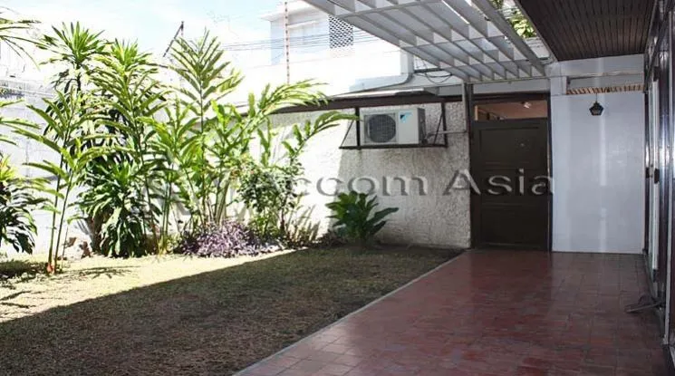 unit 3 Bedrooms  House For Rent in Ploenchit, Bangkok  near BTS Ploenchit (40117)