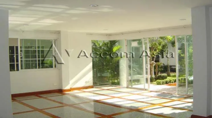 unitPet friendly |  3 Bedrooms  House For Rent in Sukhumvit, Bangkok  near BTS Ekkamai (20931)