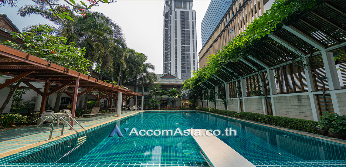  2  4 br House For Rent in Sukhumvit ,Bangkok BTS Ekkamai at House in Compound 40119