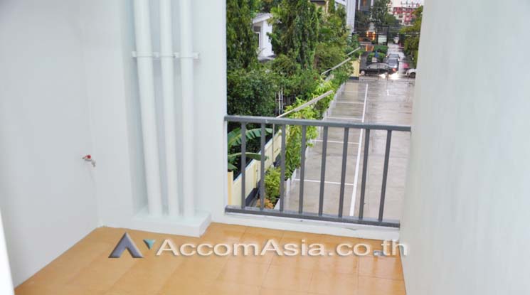 4  2 br Apartment For Rent in Sukhumvit ,Bangkok BTS Ekkamai at Low Rised Building 13002633