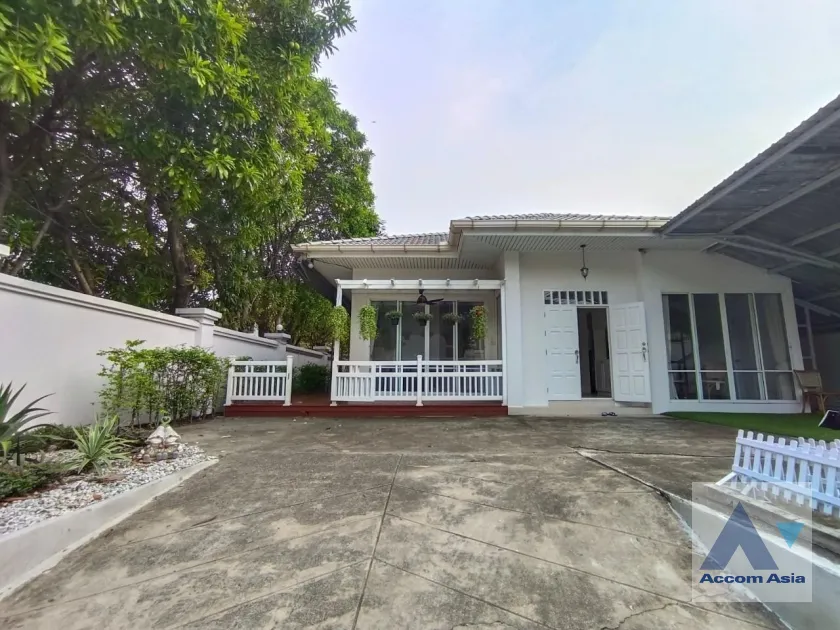 unitPet friendly |  3 Bedrooms  House For Rent & Sale in New Phetchaburi, Bangkok  near ARL Ramkhamhaeng (AA10032)