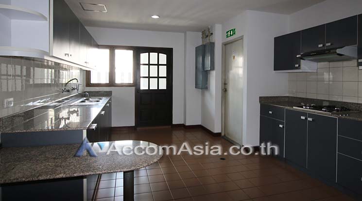 4  3 br Apartment for rent and sale in Ploenchit ,Bangkok BTS Ploenchit - MRT Lumphini at Low rised Apartment in Ruamrudee AA10036
