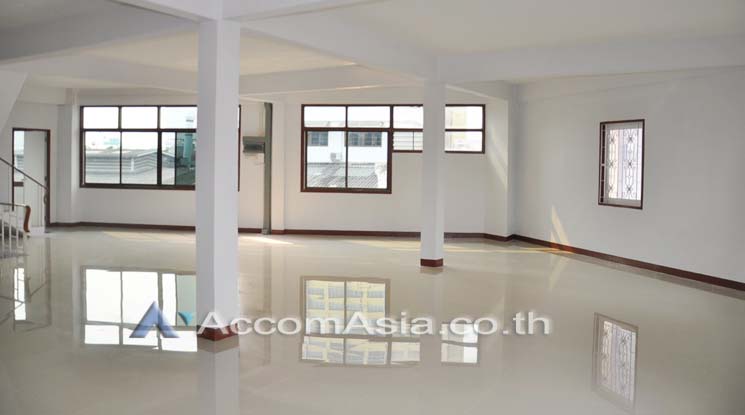  1  Shophouse For Sale in Sukhumvit ,Bangkok MRT Khlong Toei AA10136