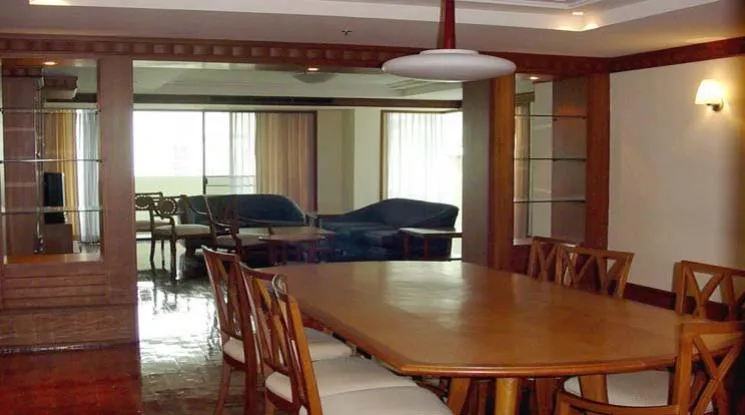 unit 3 Bedrooms  Apartment For Rent in Sukhumvit, Bangkok  near BTS Nana (10250)