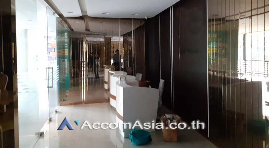 unit Retail / showroom For Rent in Ploenchit, Bangkok  near BTS Chitlom (AA10249)