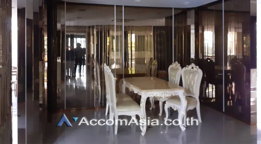 unit Retail / showroom For Rent in Ploenchit, Bangkok  near BTS Chitlom (AA10249)