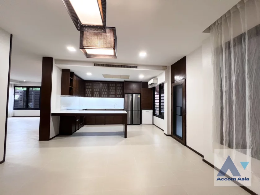 5  5 br House for rent and sale in Sukhumvit ,Bangkok BTS Thong Lo at Perfect For Family AA10435
