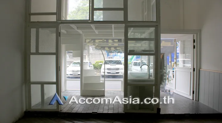 6  Retail / Showroom For Rent in Sukhumvit ,Bangkok MRT Phetchaburi - BTS Phrom Phong at Taka Town AA10642
