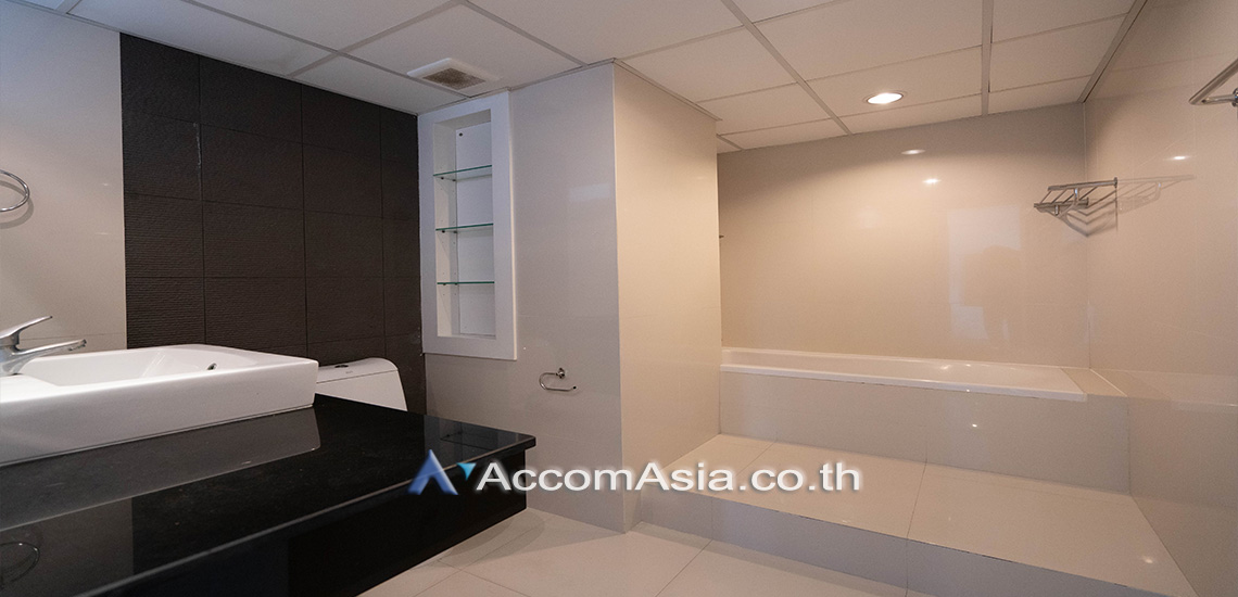 12  3 br Apartment For Rent in Sukhumvit ,Bangkok BTS Asok at Family Apartment with Lake View AA10679