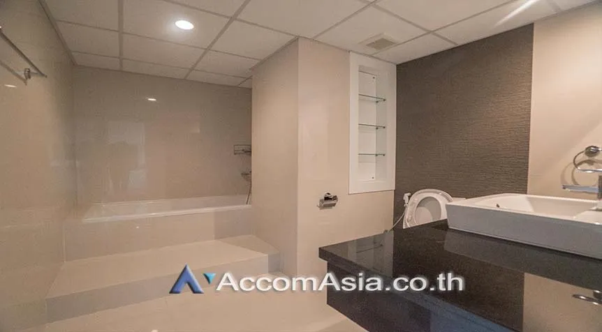 12  3 br Apartment For Rent in Sukhumvit ,Bangkok BTS Asok at Family Apartment with Lake View AA10680