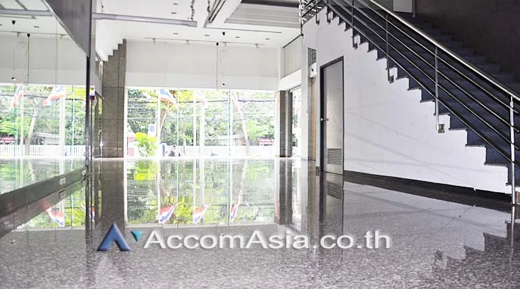 unit Retail / showroom For Rent in Silom, Bangkok  near BTS Chong Nonsi (AA10949)