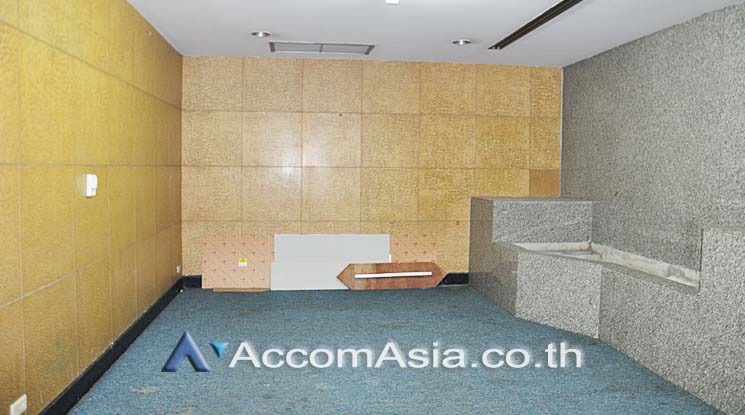 8  Retail / Showroom For Rent in Silom ,Bangkok BTS Chong Nonsi at Voravit Building AA10949