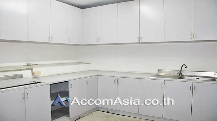 9  Retail / Showroom For Rent in Silom ,Bangkok BTS Chong Nonsi at Voravit Building AA10949