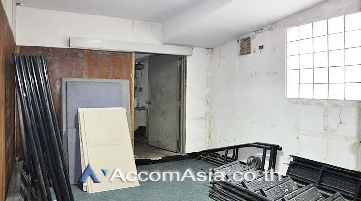 10  Retail / Showroom For Rent in Silom ,Bangkok BTS Chong Nonsi at Voravit Building AA10949