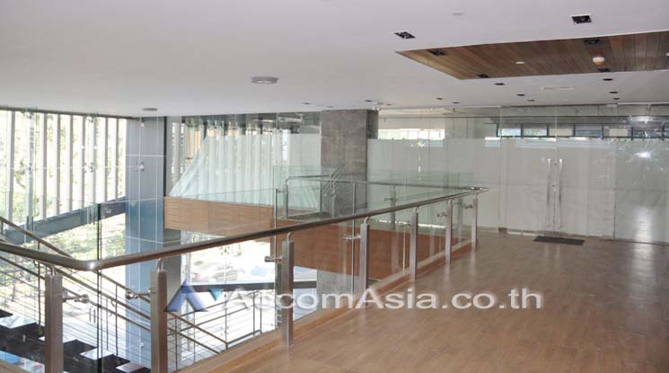 5  Retail / Showroom For Rent in Sukhumvit ,Bangkok BTS Ekkamai at Bangkok Business Center AA11159