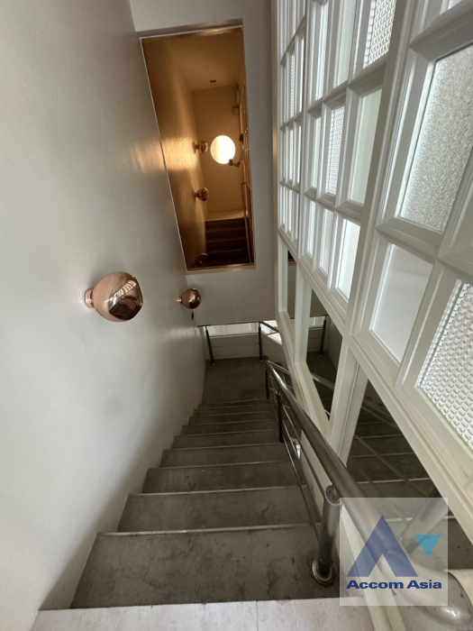 6  3 br Townhouse for rent and sale in Sukhumvit ,Bangkok BTS Thong Lo AA11213